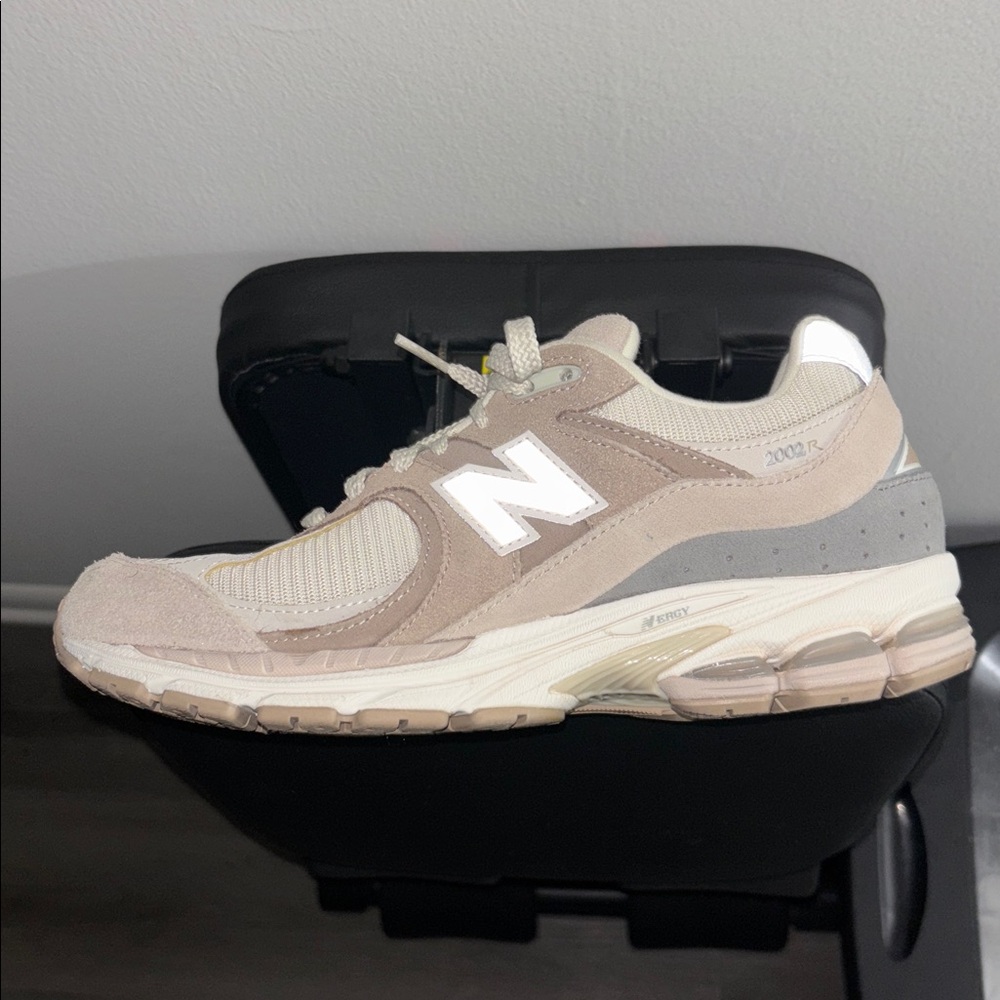 2002r New Balance shoes
bundle with another a shoe and get 50% off discount